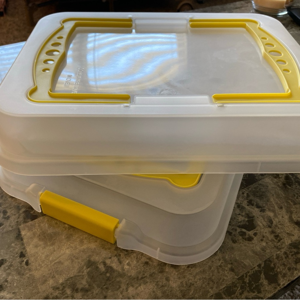 2 lids included- Cupcake storage/carrying. Fits a 12ct pan. NEW